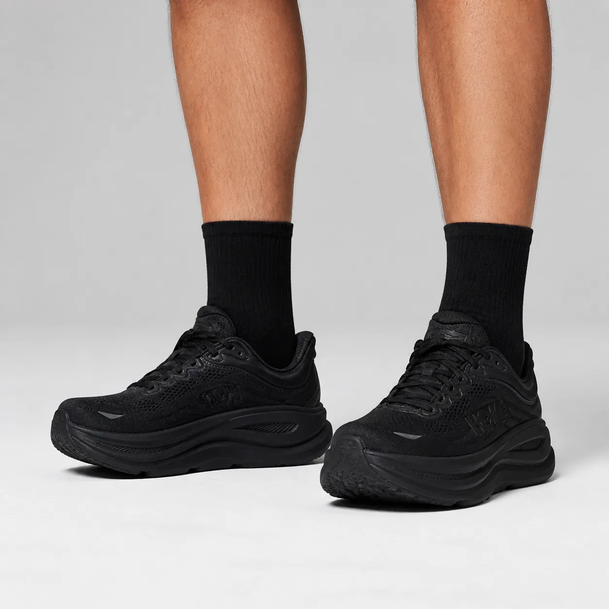 נעלי ריצה לגברים HOKA Bondi 9 Wide שחור על הרגל