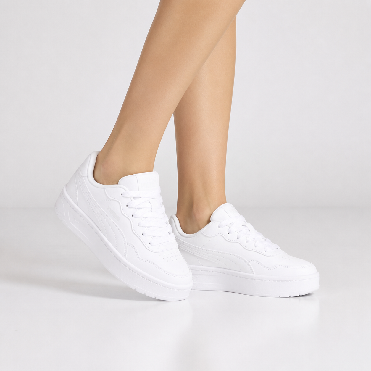 נעלי ספורט נשים Puma Court Lally Skye לבן על הרגל