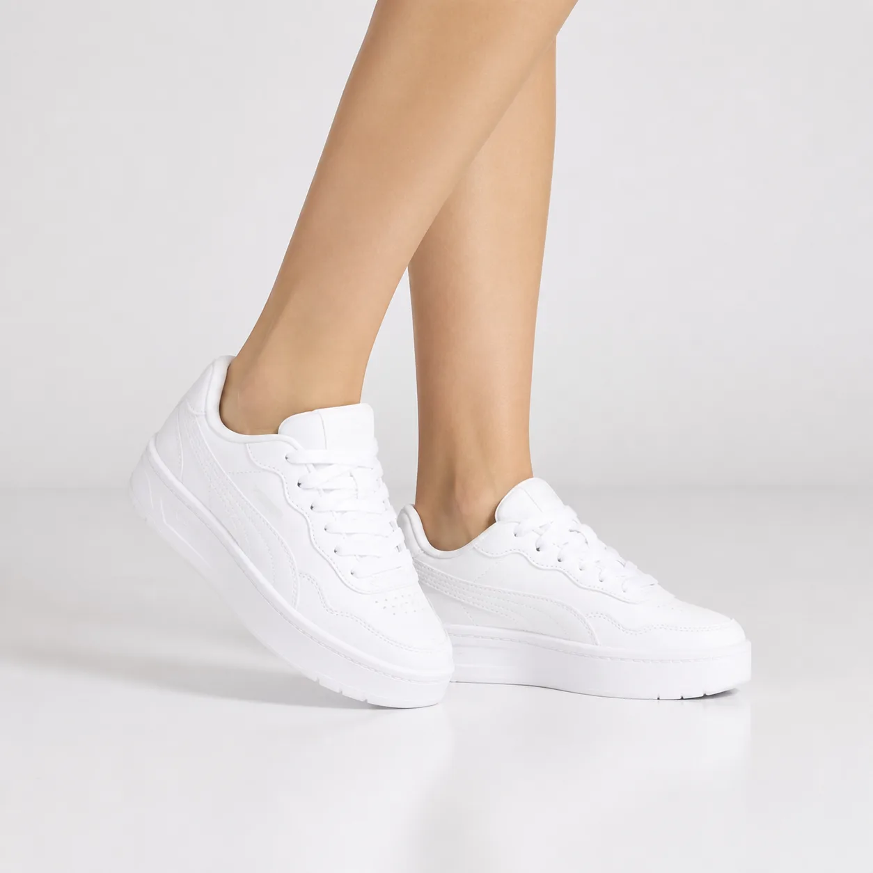 נעלי ספורט נשים Puma Court Lally Skye לבן על הרגל