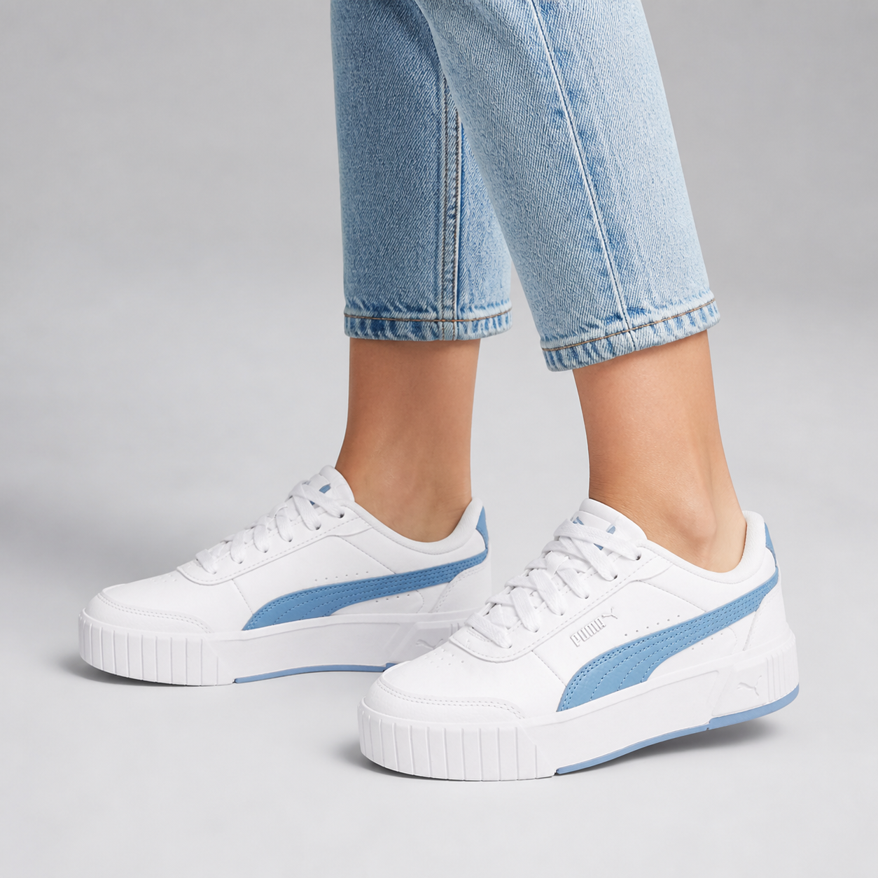 נעלי ספורט נשים Puma Carina Mia לבן/כחול על הרגל