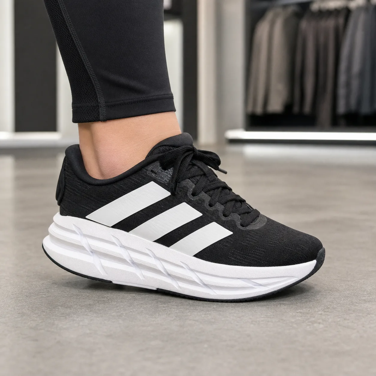 נעלי ריצה לנשים adidas Adistar 4 W שחור/לבן – תמונה 2