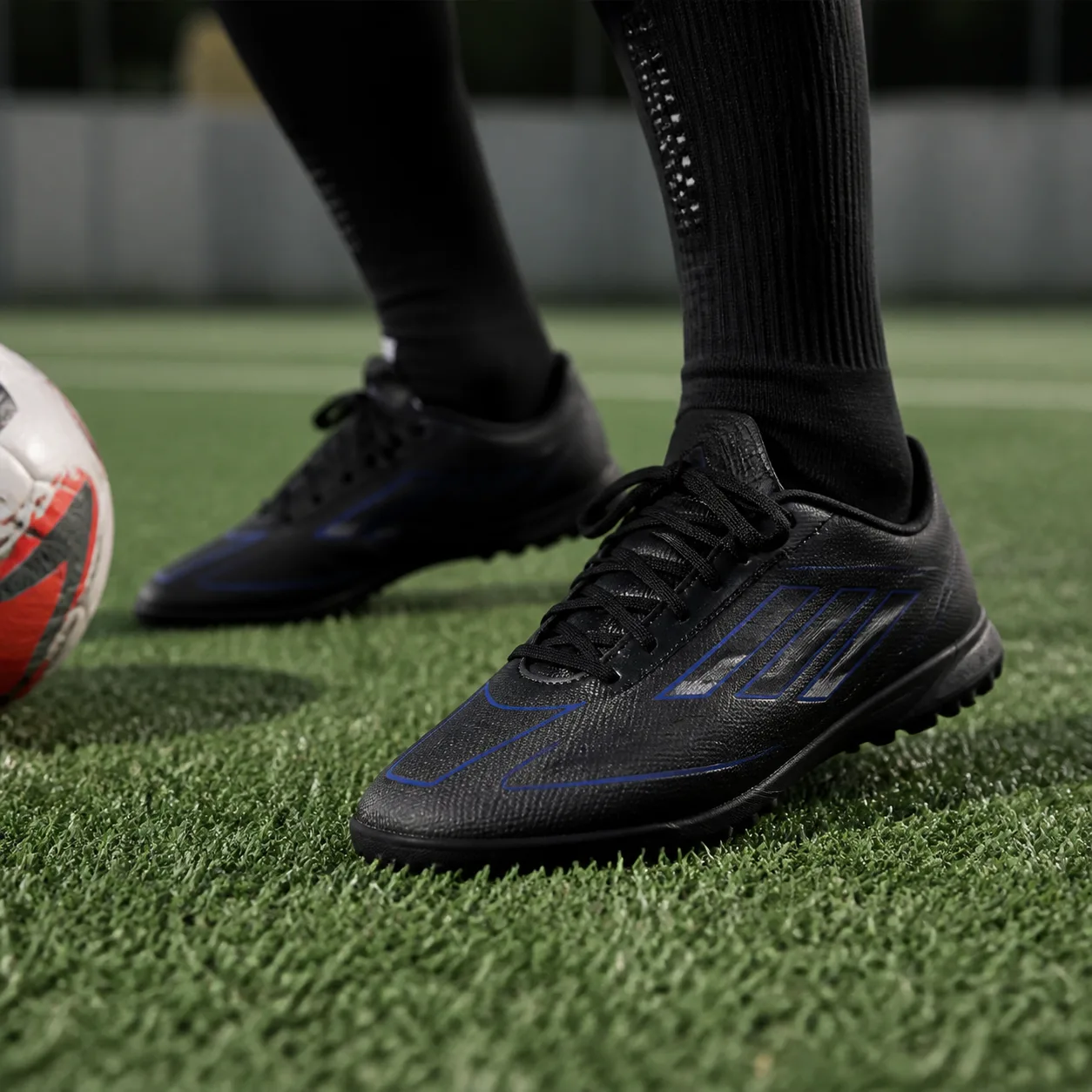 נעלי כדורגל adidas F50 HYPERFAST CLUB TF שחור/כחול על הרגל