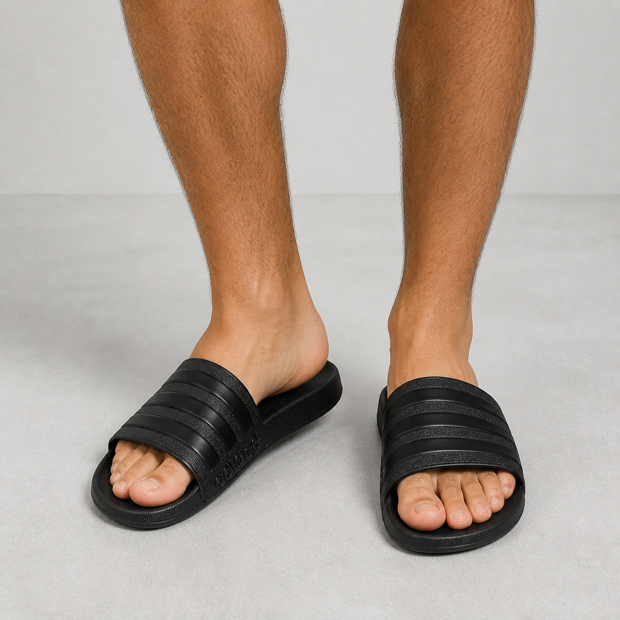 כפכפי adidas Adilette Shower שחור על הרגל