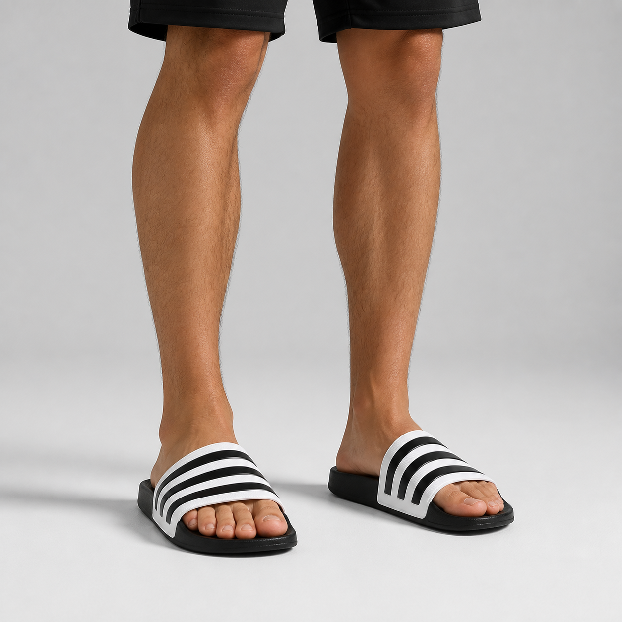 כפכפי adidas Adilette Shower לבן/שחור על הרגל