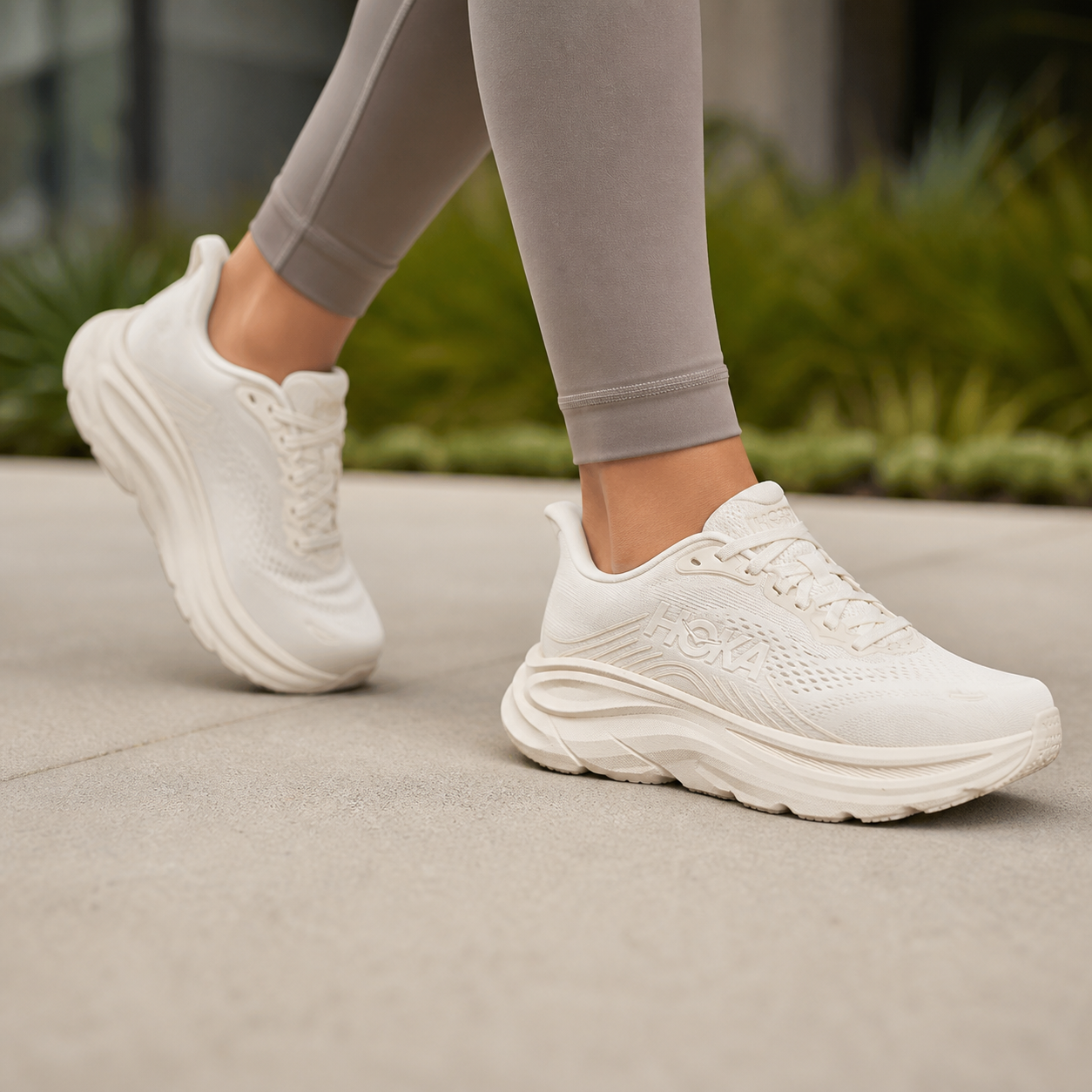 נעלי ריצה לנשים HOKA CLIFTON 11 WIDE קרם על הרגל