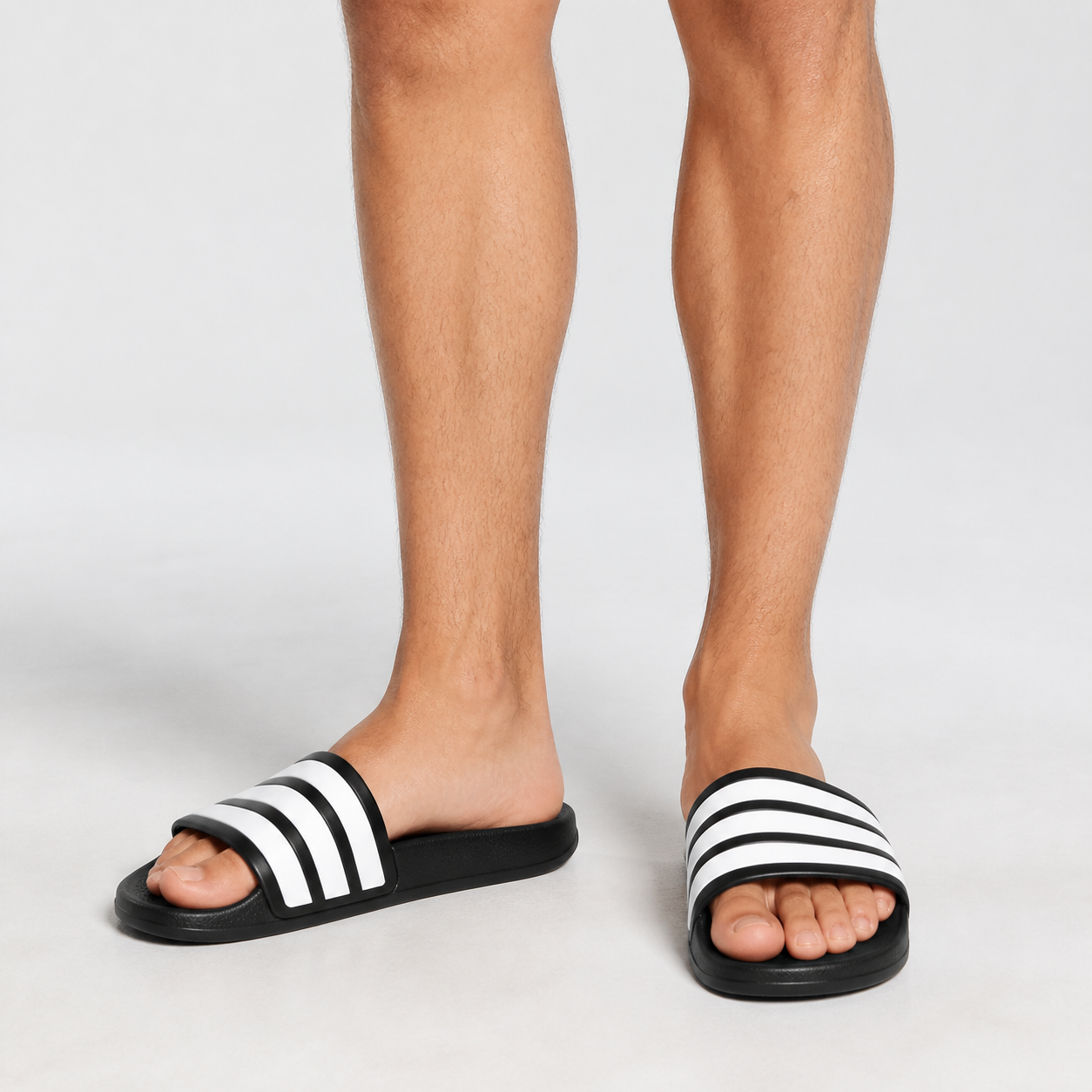 כפכפי adidas Adilette Comfort 2 שחור/לבן על הרגל