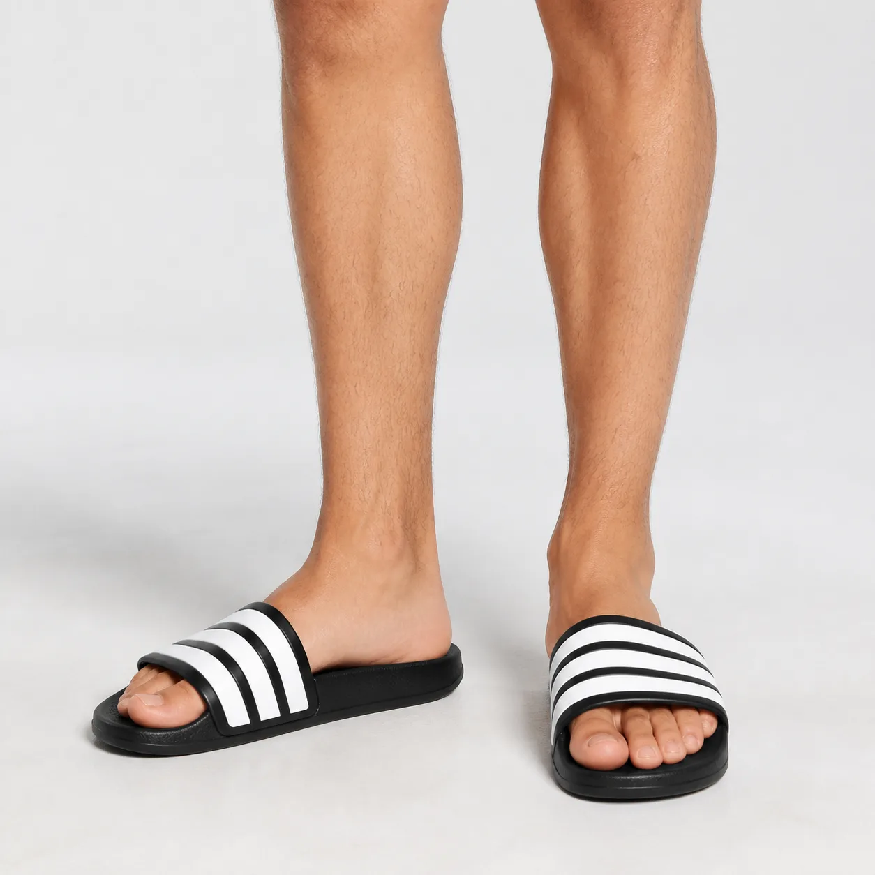 כפכפי adidas Adilette Comfort 2 שחור/לבן על הרגל