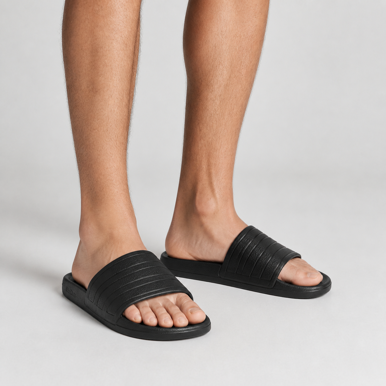 כפכפי adidas Adilette Comfort 2 שחור על הרגל