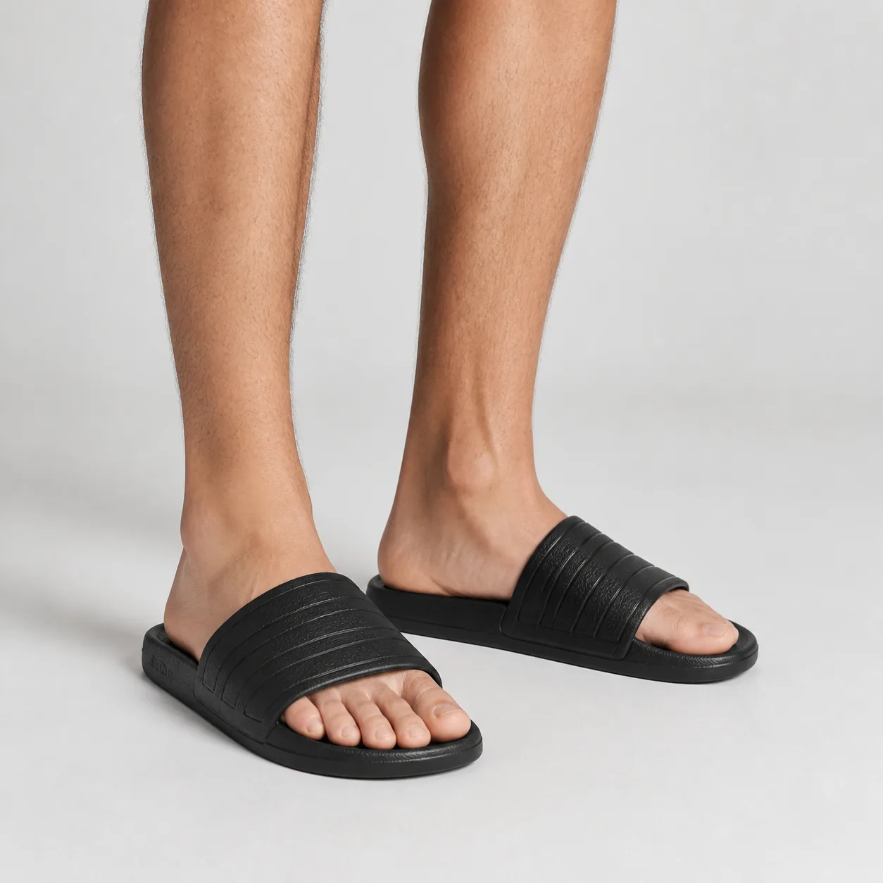 כפכפי adidas Adilette Comfort 2 שחור על הרגל