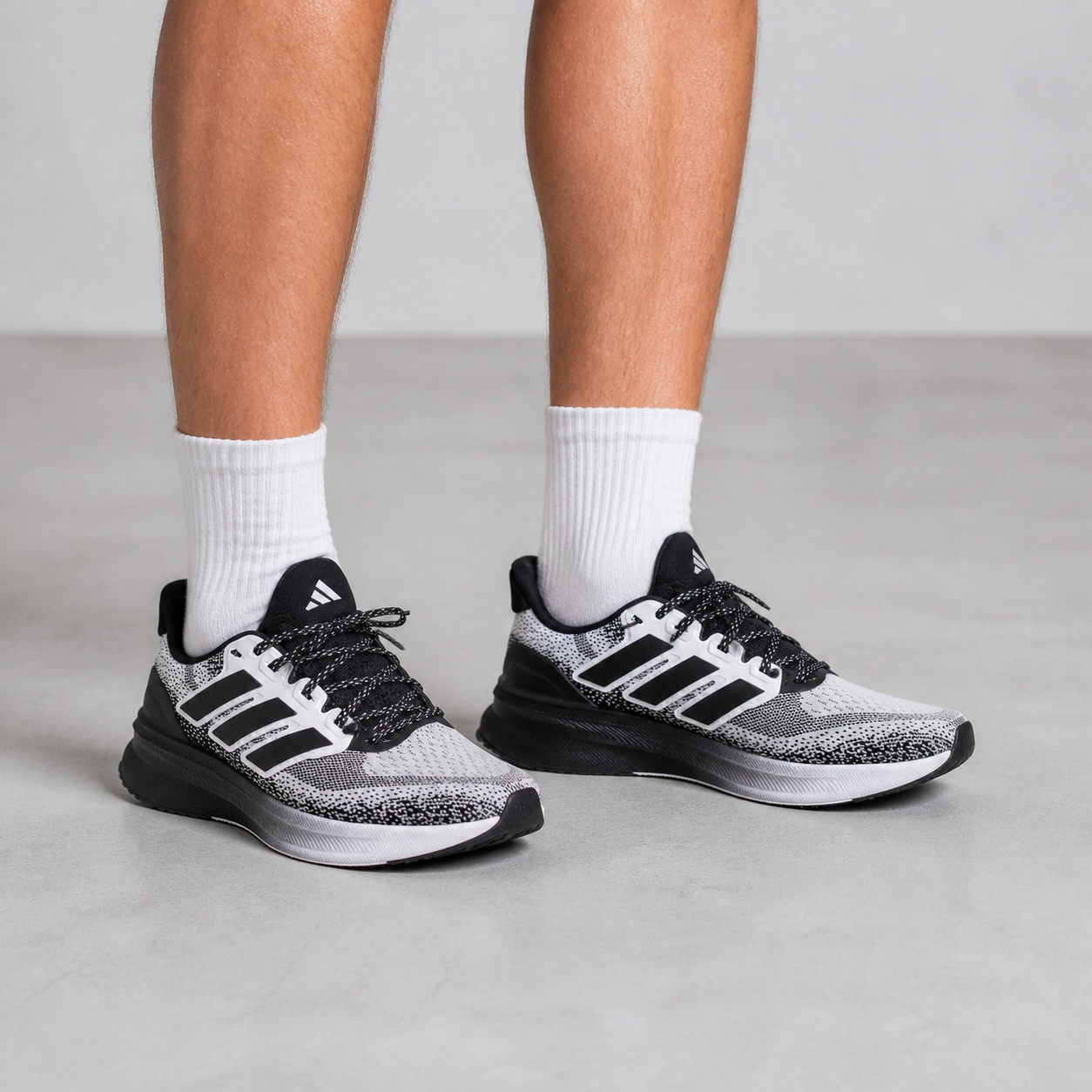 נעלי ריצה לגברים adidas ULTRARUN 5 שחור/לבן על הרגל