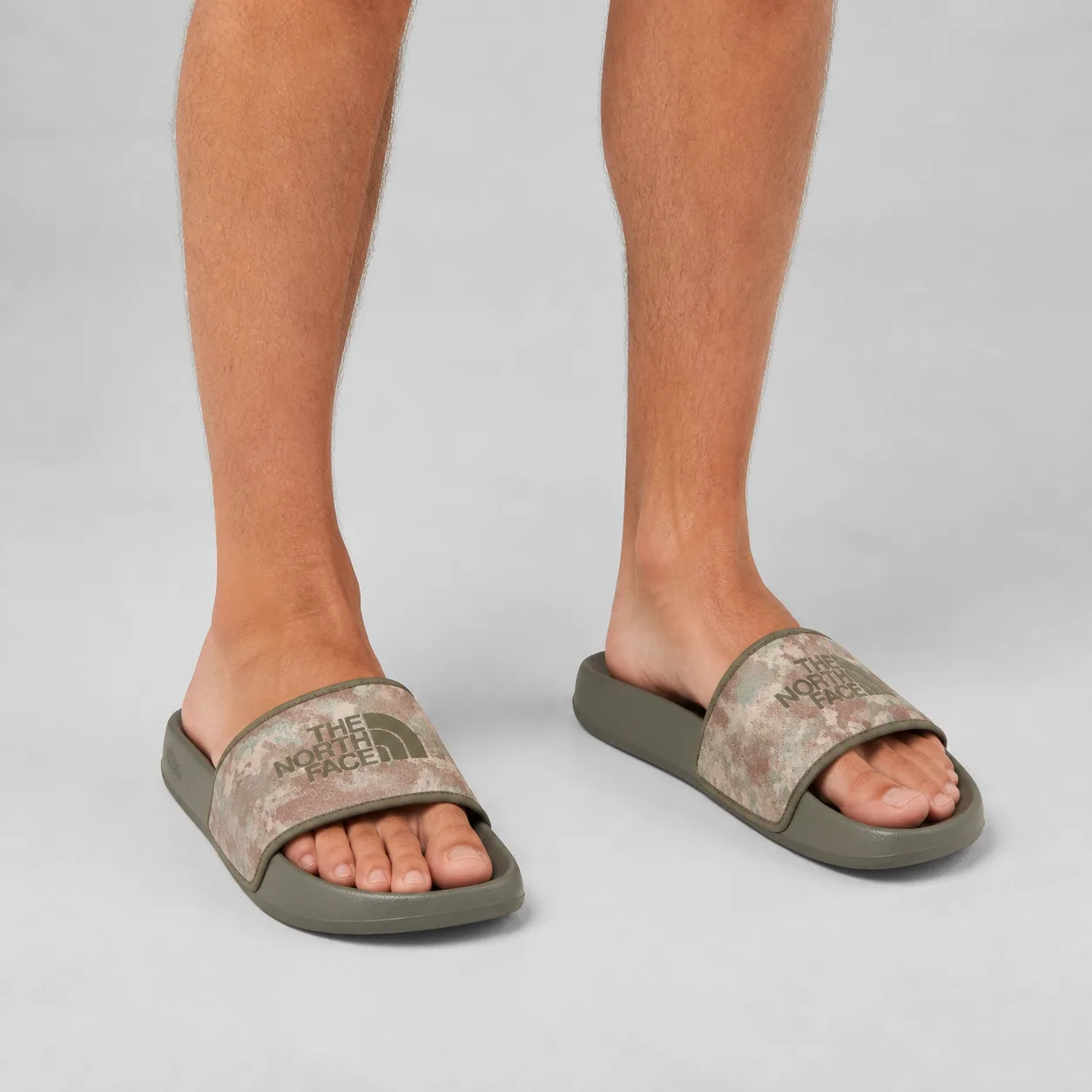 כפכפי The North Face Base Camp Slide III קמופלאז׳ על הרגל