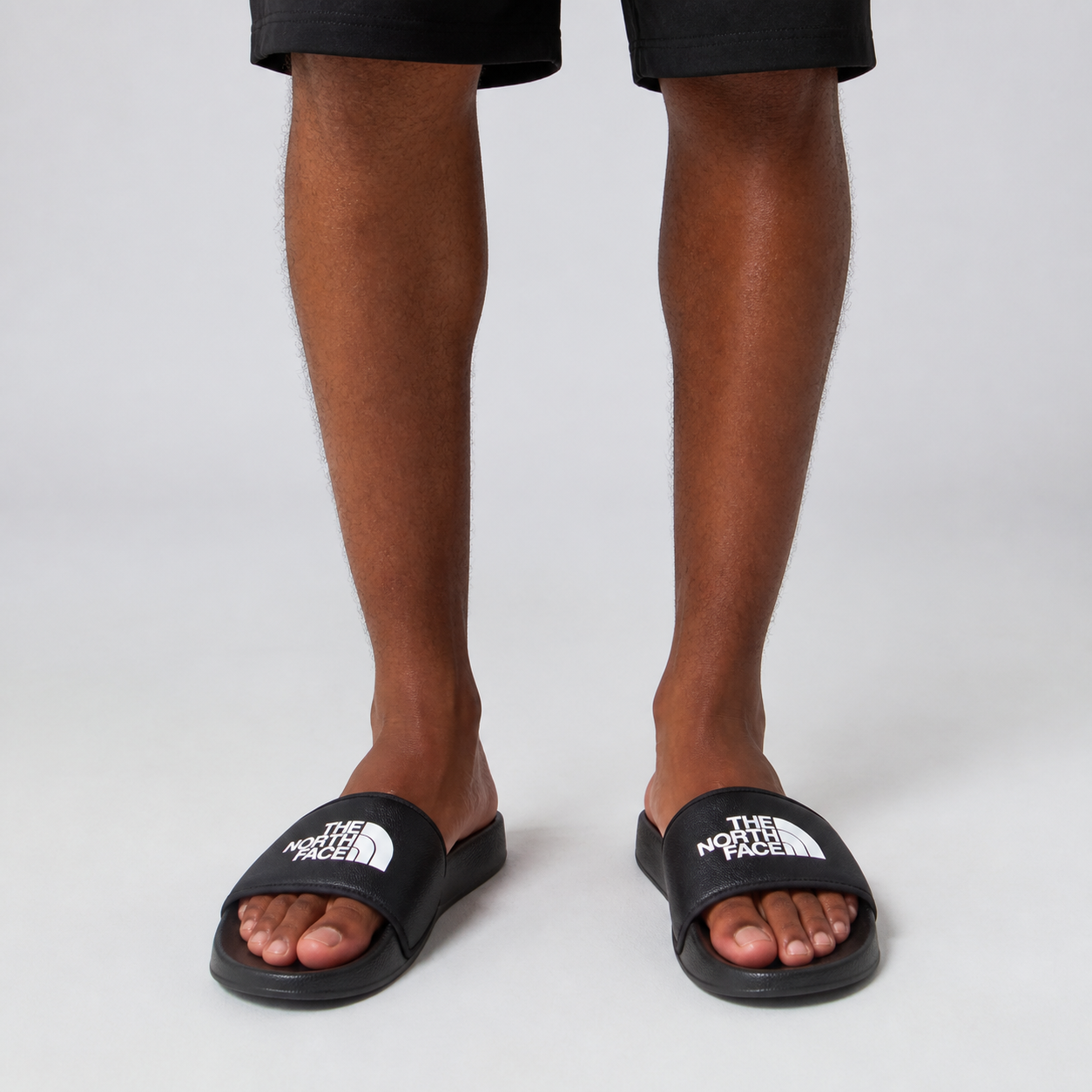 כפכפי The North Face Base Camp Slide III שחור/לבן על הרגל